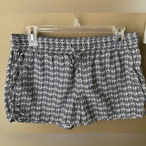 Gap Women's Aztec Print Mid-Rise Shorts - 3 Pockets, Size 6, White/Navy/Tan